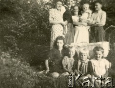 1945, Volpriehausen, III Rzesza Niemiecka.
Polski obóz przesiedleńczy. Mieszkańcy obozu na spacerze. 
Fot. zbiory Ośrodka KARTA, Pogotowie Archiwalne [PA_024], przekazali Dorota i Tomasz Wojciechowscy