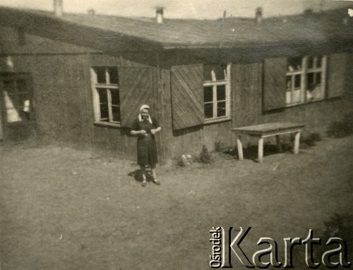 1945, Volpriehausen, III Rzesza Niemiecka.
Polski obóz przesiedleńczy. Jedna z mieszkanek obozu przed barakiem. 
Fot. zbiory Ośrodka KARTA, Pogotowie Archiwalne [PA_024], przekazali Dorota i Tomasz Wojciechowscy