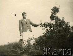 1945, Volpriehausen, III Rzesza Niemiecka.
Polski obóz przesiedleńczy. Mieszkaniec obozu w czasie spaceru. 
Fot. zbiory Ośrodka KARTA, Pogotowie Archiwalne [PA_024], przekazali Dorota i Tomasz Wojciechowscy