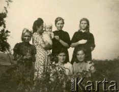 1945, Volpriehausen, III Rzesza Niemiecka.
Polski obóz przesiedleńczy. Mieszkanki obozu w czasie spaceru. 
Fot. zbiory Ośrodka KARTA, Pogotowie Archiwalne [PA_024], przekazali Dorota i Tomasz Wojciechowscy