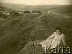 1945, Volpriehausen, III Rzesza Niemiecka.
Polski obóz przesiedleńczy. Mieszkanka obozu na spacerze. 
Fot. zbiory Ośrodka KARTA, Pogotowie Archiwalne [PA_024], przekazali Dorota i Tomasz Wojciechowscy