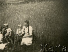 1945, Volpriehausen, III Rzesza Niemiecka.
Polski obóz przesiedleńczy. Mieszkańcy obozu na spacerze. 
Fot. zbiory Ośrodka KARTA, Pogotowie Archiwalne [PA_024], przekazali Dorota i Tomasz Wojciechowscy