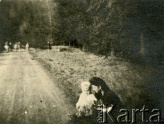 1945, Volpriehausen, III Rzesza Niemiecka.
Polski obóz przesiedleńczy. Mieszkanka obozu z dzieckiem. 
Fot. zbiory Ośrodka KARTA, Pogotowie Archiwalne [PA_024], przekazali Dorota i Tomasz Wojciechowscy