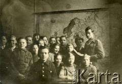 1945, Volpriehausen, III Rzesza Niemiecka.
Polski obóz przesiedleńczy. Dzieci ze szkoły polskiej zorganizowanej w poniemieckiej szkole.  
Fot. zbiory Ośrodka KARTA, Pogotowie Archiwalne [PA_024], przekazali Dorota i Tomasz Wojciechowscy