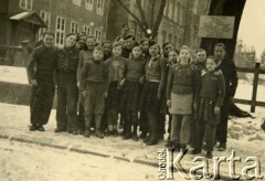 1945, Volpriehausen, III Rzesza Niemiecka.
Polski obóz przesiedleńczy. Dzieci ze szkoły polskiej zorganizowanej w poniemieckiej szkole.  
Fot. zbiory Ośrodka KARTA, Pogotowie Archiwalne [PA_024], przekazali Dorota i Tomasz Wojciechowscy