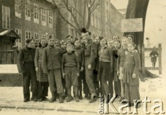 1945, Volpriehausen, III Rzesza Niemiecka.
Polski obóz przesiedleńczy. Dzieci ze szkoły polskiej zorganizowanej w poniemieckiej szkole.  
Fot. zbiory Ośrodka KARTA, Pogotowie Archiwalne [PA_024], przekazali Dorota i Tomasz Wojciechowscy