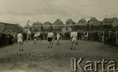 1945, Volpriehausen, III Rzesza Niemiecka.
Polski obóz przesiedleńczy. Mecz siatkówki drużyn obozowych. 
Fot. zbiory Ośrodka KARTA, Pogotowie Archiwalne [PA_024], przekazali Dorota i Tomasz Wojciechowscy