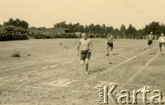 1941-1942 Dorsten, III Rzesza Niemiecka.
Obóz jeniecki oficerów Wojska Polskiego. Zawody sportowe, na pierwszym planie podporucznik Edmund Wojciechowski. 
Fot. zbiory Ośrodka KARTA, Pogotowie Archiwalne [PA_024], przekazali Dorota i Tomasz Wojciechowscy