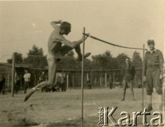 1941-1942, Dorsten, III Rzesza Niemiecka. 
Obóz jeniecki oficerów Wojska Polskiego, zawody sportowe, na zdjęciu podporucznik Edmund Wojciechowski. Sekcja lekkoatletyczna w obozie liczyła 48 członków trenujących biegi krótkie, na przełaj, sztafetę, rzuty i skoki. 
Fot. zbiory Ośrodka KARTA, Pogotowie Archiwalne [PA_024], przekazali Dorota i Tomasz Wojciechowscy