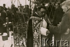 Lata 40., brak miejsca.
Uroczystości pogrzebowe.
Fot. zbiory Ośrodka KARTA, Pogotowie Archiwalne [PA_024], przekazali Dorota i Tomasz Wojciechowscy