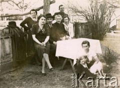 20.05.1940, Comisani, Rumunia.
Obóz internowania żołnierzy Wojska Polskiego. Na zdjęciu jedna z miejscowych rodzin. 
Fot. zbiory Ośrodka KARTA, Pogotowie Archiwalne [PA_024], przekazali Dorota i Tomasz Wojciechowscy