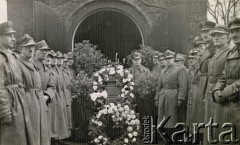 17.12.1941, Dorsten, III Rzesza Niemiecka.
Obóz jeniecki oficerów Wojska Polskiego. Pogrzeb zmarłego 16 grudnia porucznika Stanisława Swornowskiego. Przy trumnie z prawej strony duszpasterz obozowy. 
Fot. zbiory Ośrodka KARTA, Pogotowie Archiwalne [PA_024], przekazali Dorota i Tomasz Wojciechowscy