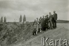 Lata 40., III Rzesza Niemiecka.
Grupa osób na wycieczce.
Fot. zbiory Ośrodka KARTA, Pogotowie Archiwalne [PA_024], przekazali Dorota i Tomasz Wojciechowscy