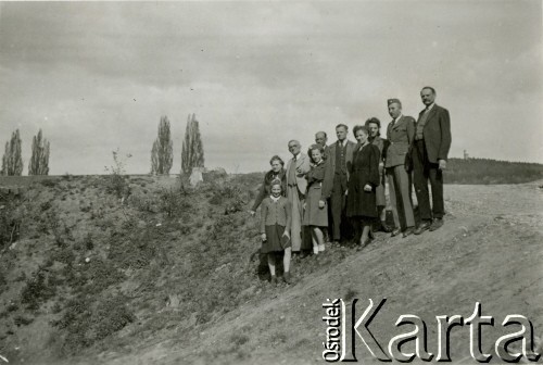 Lata 40., III Rzesza Niemiecka.
Grupa osób na wycieczce.
Fot. zbiory Ośrodka KARTA, Pogotowie Archiwalne [PA_024], przekazali Dorota i Tomasz Wojciechowscy