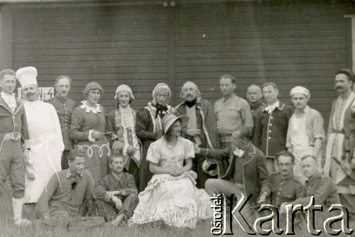 15.07.1942, Dorsten, III Rzesza Niemiecka.
Obóz jeniecki oficerów Wojska Polskiego. Grupa teatralna zawiązana w obozie; aktorzy spektaklu 