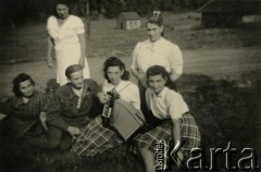 1945, Vopriehausen, III Rzesza Niemiecka. 
Polski obóz przesiedleńczy. Czas wolny mieszkańców obozu. 
Fot. zbiory Ośrodka KARTA, Pogotowie Archiwalne [PA_024], przekazali Dorota i Tomasz Wojciechowscy