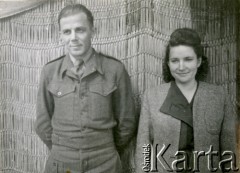 Brak miejsca, brak daty.
Polski żołnierz, obok niego stoi kobieta.
Fot. zbiory Ośrodka KARTA, Pogotowie Archiwalne [PA_024], przekazali Dorota i Tomasz Wojciechowscy