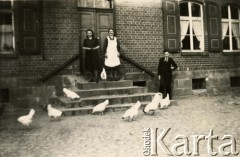 Brak daty, brak miejsca.
Kobiety stojące przed budynkiem.  
Fot. zbiory Ośrodka KARTA, Pogotowie Archiwalne [PA_024], przekazali Dorota i Tomasz Wojciechowscy