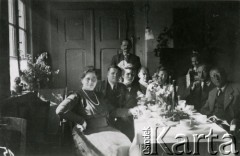 Lata 40., III Rzesza Niemiecka.
Rodzina siedząca przy stole.
Fot. zbiory Ośrodka KARTA, Pogotowie Archiwalne [PA_024], przekazali Dorota i Tomasz Wojciechowscy