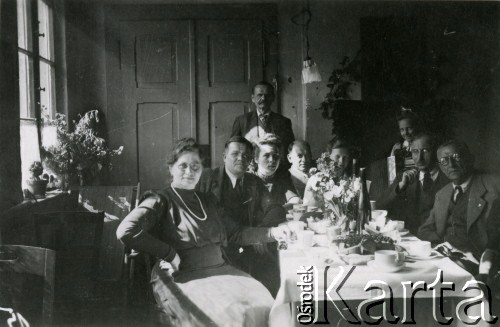 Lata 40., III Rzesza Niemiecka.
Rodzina siedząca przy stole.
Fot. zbiory Ośrodka KARTA, Pogotowie Archiwalne [PA_024], przekazali Dorota i Tomasz Wojciechowscy