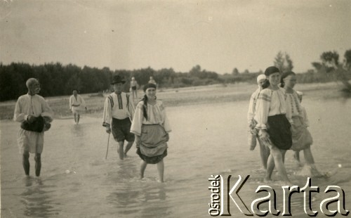 1940, Rumunia.
Miejsce internowania żołnierzy Wojska Polskiego. Miejscowa ludność w czasie przeprawy przez rzekę. 
Fot. zbiory Ośrodka KARTA, Pogotowie Archiwalne [PA_024], przekazali Dorota i Tomasz Wojciechowscy