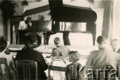 1945, Volpriehausen, III Rzesza Niemiecka.
Polski obóz przesiedleńczy. Akademia z udziałem uczniów z przyobozowej szkoły polskiej.  
Fot. zbiory Ośrodka KARTA, Pogotowie Archiwalne [PA_024], przekazali Dorota i Tomasz Wojciechowscy