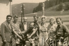 Lipiec 1945, Volpriehausen, III Rzesza Niemiecka.
Polski obóz przesiedleńczy. Czas wolny obozowiczów. Na motorze siedzi podporucznik Edmund Wojciechowski. 
Fot. zbiory Ośrodka KARTA, Pogotowie Archiwalne [PA_024], przekazali Dorota i Tomasz Wojciechowscy
