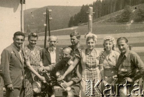 Lipiec 1945, Volpriehausen, III Rzesza Niemiecka.
Polski obóz przesiedleńczy. Czas wolny obozowiczów. Na motorze siedzi podporucznik Edmund Wojciechowski. 
Fot. zbiory Ośrodka KARTA, Pogotowie Archiwalne [PA_024], przekazali Dorota i Tomasz Wojciechowscy