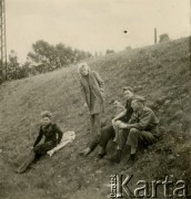 Lipiec 1945, Volpriehausen, III Rzesza Niemiecka.
Polski obóz przesiedleńczy. Czas wolny obozowiczów. Na pierwszym planie podporucznik Edmund Wojciechowski. 
Fot. zbiory Ośrodka KARTA, Pogotowie Archiwalne [PA_024], przekazali Dorota i Tomasz Wojciechowscy