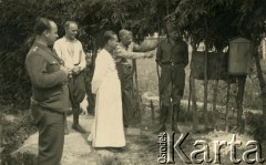 1940, Comisani, Rumunia.
Polscy żołnierze internowani w Rumunii. Prezentacja założonego przez jeńców ula, obok stoi podporucznik Edmund Wojciechowski. 
Fot. zbiory Ośrodka KARTA, Pogotowie Archiwalne [PA_024], przekazali Dorota i Tomasz Wojciechowscy