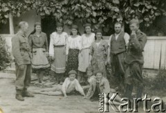 1940, Comisani, Rumunia.
Miejsce internowania żołnierzy Wojska Polskiego. Na zdjęciu Rumunki sprzątające korytarze w obozie. Pierwszy z prawej podporucznik Edmund Wojciechowski. 
Fot. zbiory Ośrodka KARTA, Pogotowie Archiwalne [PA_024], przekazali Dorota i Tomasz Wojciechowscy