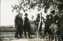 1940, Vacaresti, Rumunia.
Żołnierze polscy internowani w Rumunii. Miejscowa ludność z żołnierzami. 
Fot. zbiory Ośrodka KARTA, Pogotowie Archiwalne [PA_024], przekazali Dorota i Tomasz Wojciechowscy