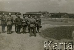 1940, Comisani, Rumunia.
Żołnierze polscy internowani w Rumunii. Oficerowie rumuńscy, w tle baraki obozowe. 
Fot. zbiory Ośrodka KARTA, Pogotowie Archiwalne [PA_024], przekazali Dorota i Tomasz Wojciechowscy