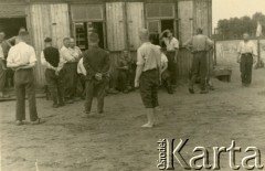 1941-1942, Dorsten, III Rzesza Niemiecka.
Obóz jeniecki oficerów Wojska Polskiego. Żołnierze przed jednym z baraków. 
Fot. zbiory Ośrodka KARTA, Pogotowie Archiwalne [PA_024], przekazali Dorota i Tomasz Wojciechowscy