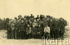 1941-1942, Dorsten, III Rzesza Niemiecka.
Obóz jeniecki oficerów Wojska Polskiego. Uczestnicy organizowanych wykładów z historii muzyki. W ostatnim górnym rzędzie drugi z lewej podporucznik Edmund Wojciechowski. 
Fot. zbiory Ośrodka KARTA, Pogotowie Archiwalne [PA_024], przekazali Dorota i Tomasz Wojciechowscy