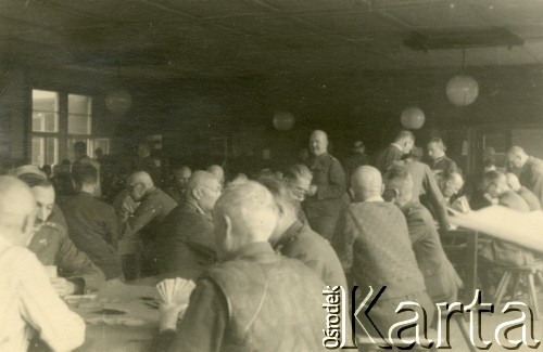 1941-1942, Dorsten, III Rzesza Niemiecka.
Obóz jeniecki oficerów Wojska Polskiego. W świetlicy obozowej odbywały się wykłady, turnieje szachowe, spędzano czas wolny na rozmowach, grze w karty, czytelnictwie. 
Fot. zbiory Ośrodka KARTA, Pogotowie Archiwalne [PA_024], przekazali Dorota i Tomasz Wojciechowscy