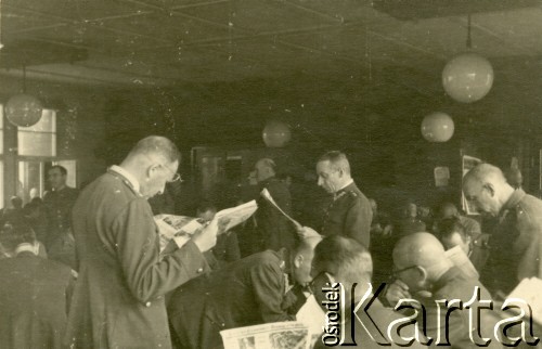 1941-1942, Dorsten, III Rzesza Niemiecka.
Obóz jeniecki oficerów Wojska Polskiego. Biblioteka obozowa. Dostępne były książki w językach polskim, niemieckim, francuskim i innych. Liczba czytelników wynosiła ponad tysiąc osób.
Fot. zbiory Ośrodka KARTA, Pogotowie Archiwalne [PA_024], przekazali Dorota i Tomasz Wojciechowscy