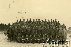 1941-1942, Dorsten, III Rzesza Niemiecka.
Obóz jeniecki oficerów Wojska Polskiego. Grupa oficerów  internowanych w Targu-Jiu osadzonych następnie w Dorsten.
Fot. zbiory Ośrodka KARTA, Pogotowie Archiwalne [PA_024], przekazali Dorota i Tomasz Wojciechowscy