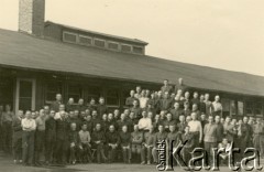 1941-1942, Dorsten, III Rzesza Niemiecka.
Obóz jeniecki oficerów Wojska Polskiego. Mieszkańcy baraku drugiego. 
Fot. zbiory Ośrodka KARTA, Pogotowie Archiwalne [PA_024], przekazali Dorota i Tomasz Wojciechowscy