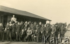 1941-1942, Dorsten, III Rzesza Niemiecka.
Obóz jeniecki oficerów Wojska Polskiego. Mieszkańcy baraku drugiego, sali drugiej. W dolnym rzędzie, pierwszy z lewej podporucznik Edmund Wojciechowski.
Fot. zbiory Ośrodka KARTA, Pogotowie Archiwalne [PA_024], przekazali Dorota i Tomasz Wojciechowscy