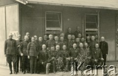 1941-1942, Dorsten, III Rzesza Niemiecka.
Obóz jeniecki oficerów Wojska Polskiego. Grupa pułkowników baraku trzeciego, tzw. Kopfstuben: Felicjan Plato Bałaban nr 222, Stanisław Barzykowski nr 27, Patryk O'Brian de Lacy nr 143, dr Karol Rudolf nr272, Józef Zborzil nr 275, Bronisław Żuk nr 286, Władysław Dragat nr 282, Jan Sanocki nr 291, Antoni Własak nr 194, Franciszek Mołodyński nr 46, Antoni Lukas nr 181, Włodzimierz Wojtowicz nr 30, Jan Jodko nr 99, Henryk Sacowicz nr 285, Roman Medwicz nr 274, Kazimierz Zazuliński nr 254, Józef Hulewicz nr 273, Karol Nowak nr 283, Władysław Kiliński nr 276, Leon Strzelecki nr 75003, Brunon Romisjewski nr 287, Konrad Millak nr 288, Eugeniusz Jeleniewski nr 290, Leon Dunin-Wolski nr 290, generał Stanisław Kozicki nr 896, Roman Borzecki nr 27, Bolesław Pilocki nr 26, Jan Sawicki nr 31, Bolesław Krzyżanowski nr 22, Tadeusz Fonferko nr 24, Bogusław Kune nr 25, Tadeusz Mazurkiewicz nr 28. 
Fot. zbiory Ośrodka KARTA, Pogotowie Archiwalne [PA_024], przekazali Dorota i Tomasz Wojciechowscy