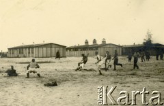 1941, Dorsten, III Rzesza Niemiecka.
Obóz jeniecki oficerów Wojska Polskiego. Mecz piłki nożnej. W rozgrywkach stawali naprzeciw siebie oficerowie i żołnierze albo składano drużyny mieszane. W międzyczasie przeprowadzano regularne treningi sportowe. 
Fot. zbiory Ośrodka KARTA, Pogotowie Archiwalne [PA_024], przekazali Dorota i Tomasz Wojciechowscy