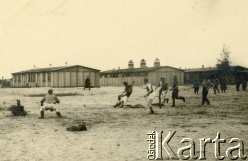 1941, Dorsten, III Rzesza Niemiecka.
Obóz jeniecki oficerów Wojska Polskiego. Mecz piłki nożnej. W rozgrywkach stawali naprzeciw siebie oficerowie i żołnierze albo składano drużyny mieszane. W międzyczasie przeprowadzano regularne treningi sportowe. 
Fot. zbiory Ośrodka KARTA, Pogotowie Archiwalne [PA_024], przekazali Dorota i Tomasz Wojciechowscy