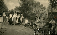 1940, Rumunia.
Miejsce internowania żołnierzy Wojska Polskiego. Niedziela na wsi rumuńskiej. 
Fot. zbiory Ośrodka KARTA, Pogotowie Archiwalne [PA_024], przekazali Dorota i Tomasz Wojciechowscy