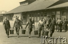 1941-1942, Dorsten, III Rzesza Niemiecka.
Obóz jeniecki oficerów Wojska Polskiego. Codzienna praca w obozie. 
Fot. zbiory Ośrodka KARTA, Pogotowie Archiwalne [PA_024], przekazali Dorota i Tomasz Wojciechowscy