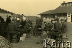 1941-1942, Dorsten, III Rzesza Niemiecka.
Obóz jeniecki oficerów Wojska Polskiego. Codzienna praca w obozie. 
Fot. zbiory Ośrodka KARTA, Pogotowie Archiwalne [PA_024], przekazali Dorota i Tomasz Wojciechowscy