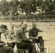 1941-1942, Dorsten, III Rzesza Niemiecka.
Obóz jeniecki oficerów Wojska Polskiego. Popołudniowy czas wolny oficerów. 
Fot. zbiory Ośrodka KARTA, Pogotowie Archiwalne [PA_024], przekazali Dorota i Tomasz Wojciechowscy
