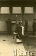 1941-1942, Dorsten, III Rzesza Niemiecka.
Obóz jeniecki oficerów Wojska Polskiego. W drodze do kąpieli. 
Fot. zbiory Ośrodka KARTA, Pogotowie Archiwalne [PA_024], przekazali Dorota i Tomasz Wojciechowscy