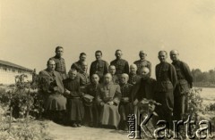 1941-1942, Dorsten, III Rzesza Niemiecka.
Duszpasterstwo i Rada Parafialna Oflag VIE, w pierwszym rzędzie, wśród siedzących, trzeci od lewej generał brygady Mikołaj Waraksiewicz, czwarty ks. major Roman Kostikow, w rzędzie stojących, trzeci od lewej Franciszek Magiera. 
Fot. zbiory Ośrodka KARTA, Pogotowie Archiwalne [PA_024], przekazali Dorota i Tomasz Wojciechowscy