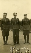 1941-1942, Dorsten, III Rzesza Niemiecka.
Obóz jeniecki oficerów Wojska Polskiego. Przedstawiciele i władze społeczności jenieckiej, od lewej: zastępca Starszego Obozu pułkownik Stefan Błocki, Starszy Polski Obozu generał broni inż. Leon Berbecki, adjutant Starszego Obozu podporucznik dr Adolf Broda. 
Fot. zbiory Ośrodka KARTA, Pogotowie Archiwalne [PA_024], przekazali Dorota i Tomasz Wojciechowscy